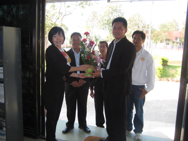 ปลัด อบต.รอบเวียง มอบกระเช้าดอกไม้ให้ นายกองค์การบริหารส่วนตำบลรอบเวียง คนใหม่