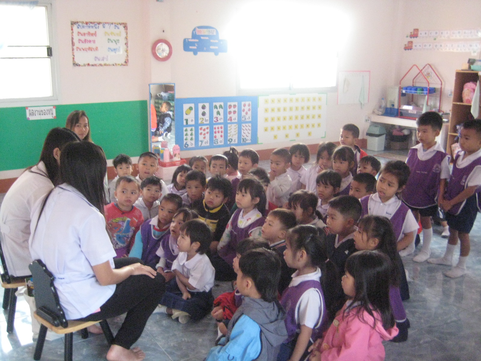 โรงพยาบาลเชียงรายประชานุเคราะห์มาตวจฟันและทำฟลูออไรด์ให้เด็กศูนย์พัฒเด็กเล็กบ้านป่ายางมนน