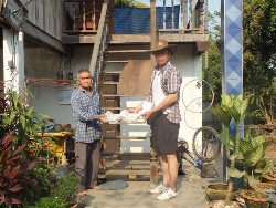 อบต.รอบเวียงให้ความช่วยเหลือผู้ประสบวาตภัย 