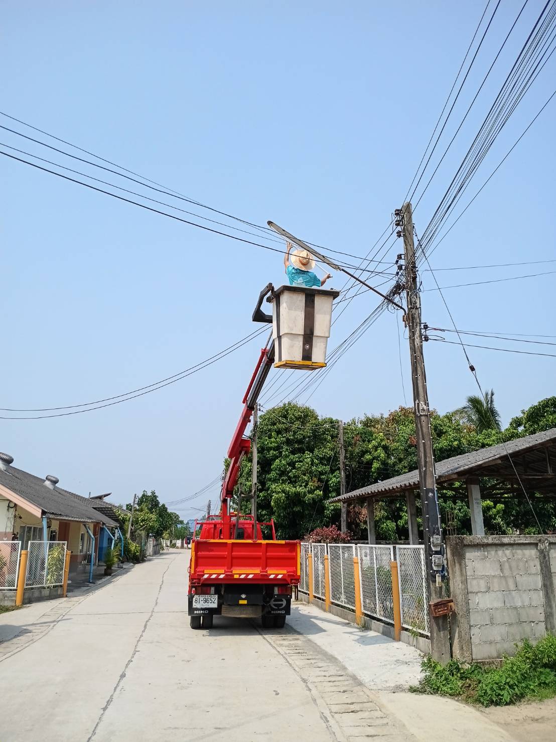 กองช่าง  ดำเนินการซ่อมไฟกิ่ง  หมู่ที่ 2 บ้านป่ายางมน  ในวันที่  18  มีนาคม  2569 