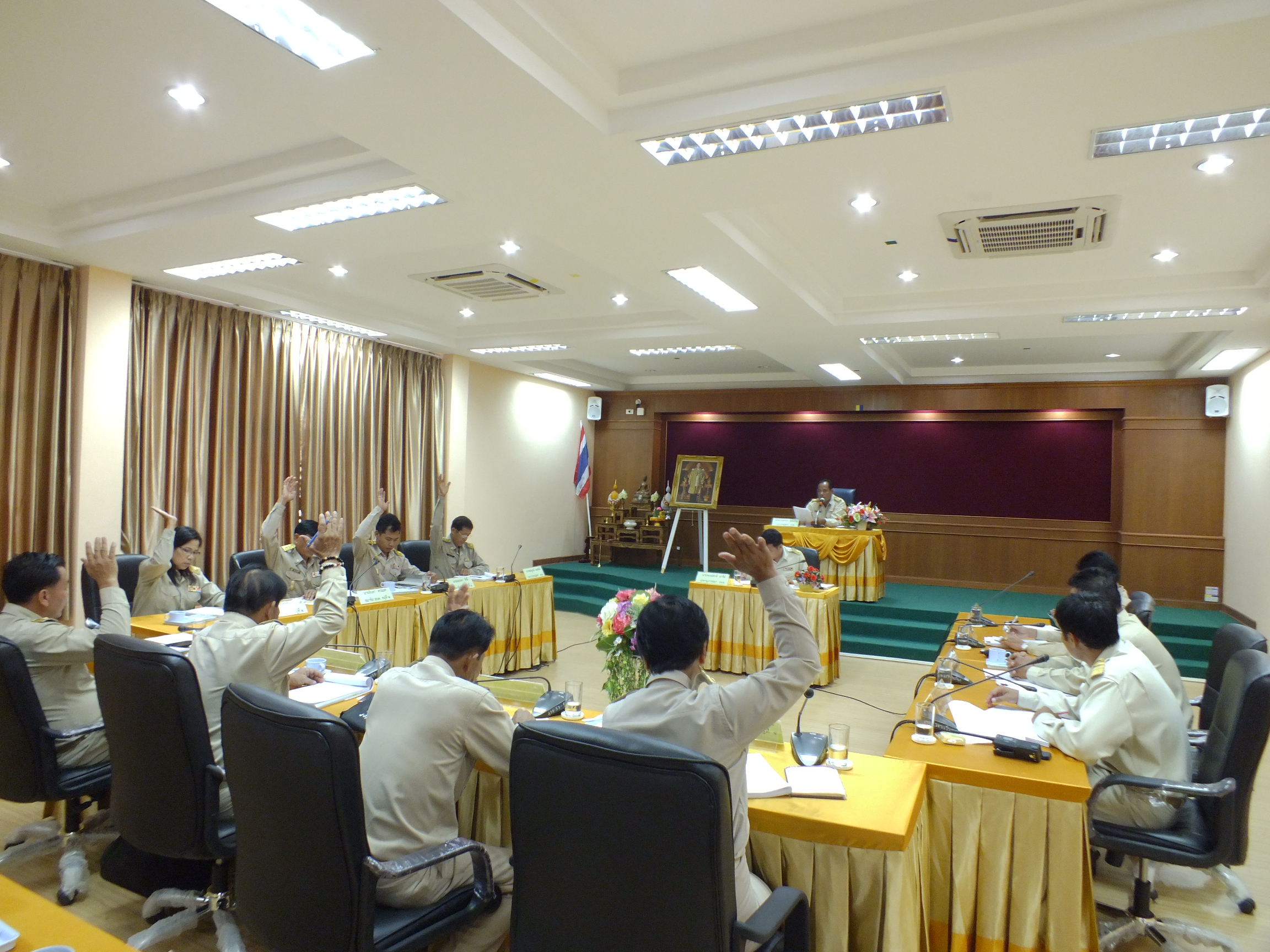 ประชุมสภาองค์การบริหารส่วนตำบลรอบเวียง