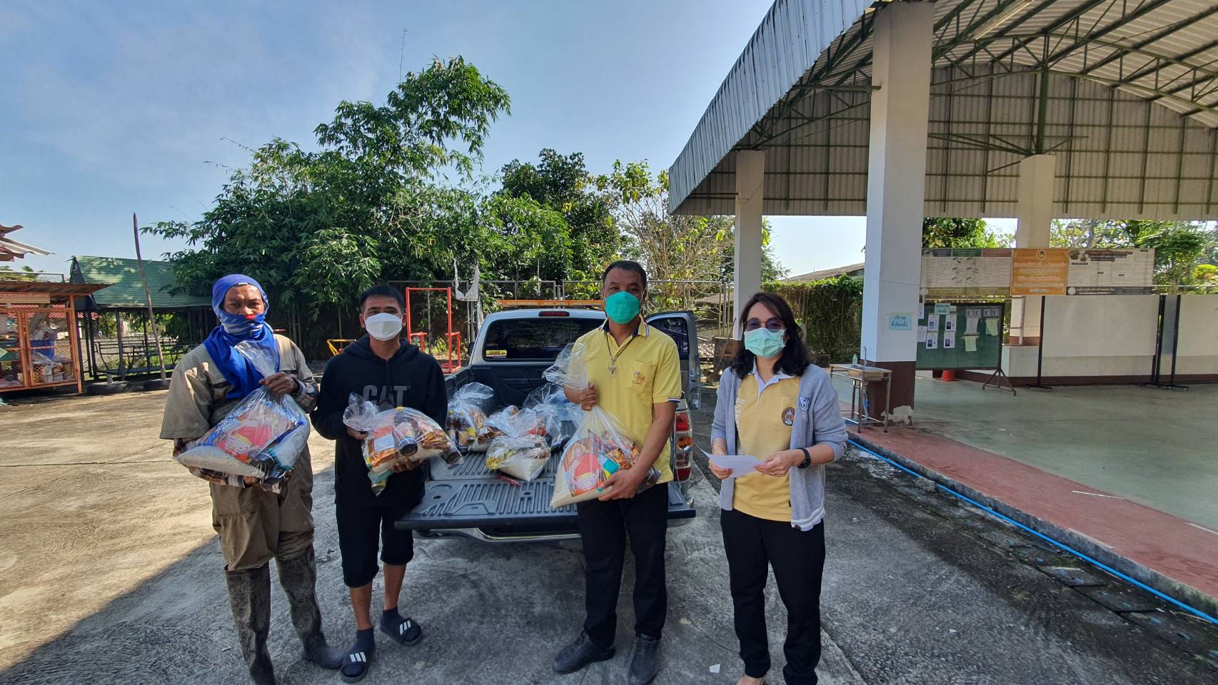 ศูนย์ช่วยเหลือประชาชน อบต.รอบเวียงได้รับสนับสนุนถุงยังชีพ